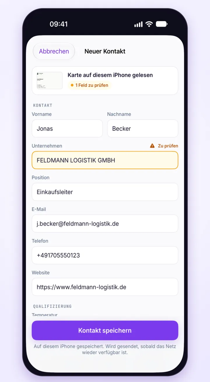 Eine von der App erkannte Papiervisitenkarte: Name, Firma, Position, E-Mail und Telefon sind ausgefüllt, ein Feld ist zur Prüfung markiert.
