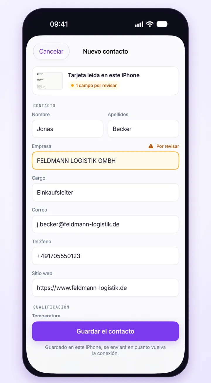 Una tarjeta de visita de papel leída por la app: nombre, empresa, cargo, correo y teléfono rellenados, con un campo señalado para revisar.