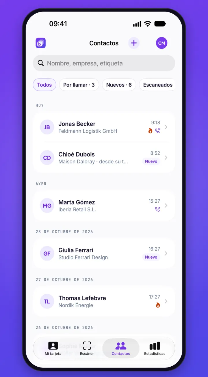 La lista de contactos de la app, ordenados por día, con los filtros «Por llamar», «Nuevos» y «Escaneados».