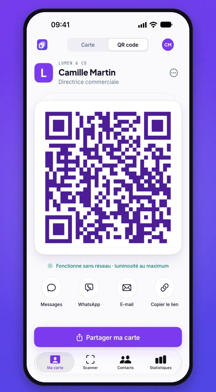 Le QR code de la carte de Camille Martin en plein écran, avec les boutons de partage Messages, WhatsApp, E-mail et Copier le lien.