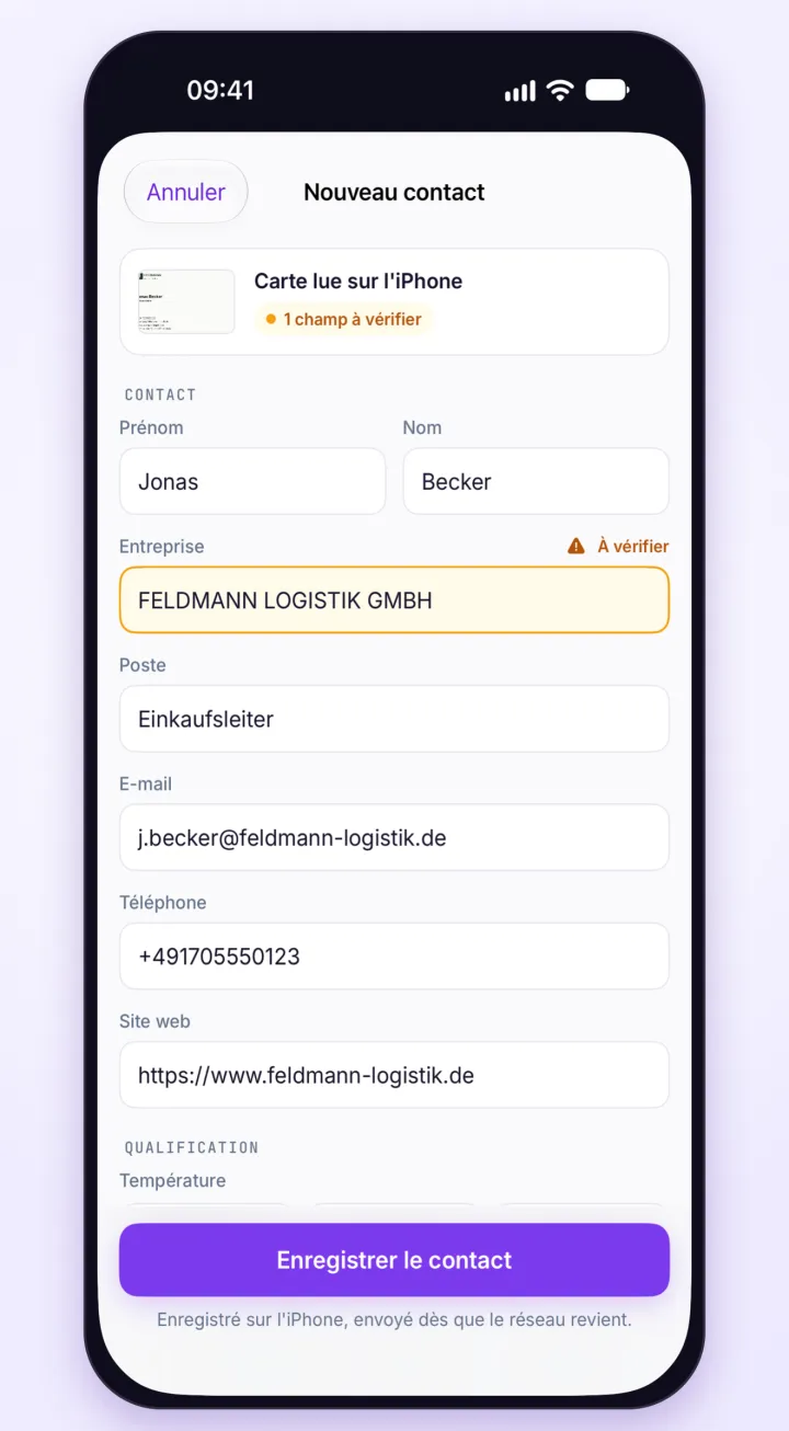 Une carte de visite papier lue par l'app : nom, entreprise, poste, e-mail et téléphone sont remplis, un champ est signalé à vérifier.